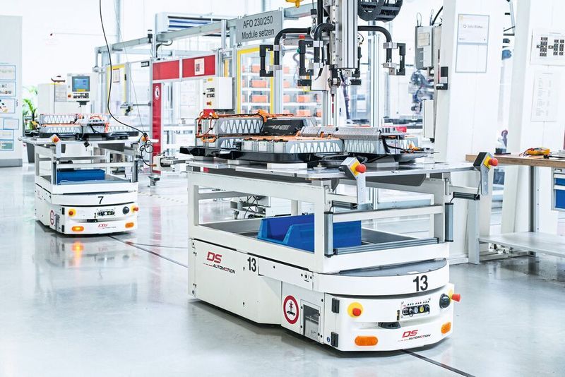 Die meisten deutschen Premium-Hersteller nutzen in der Batteriemontage fahrerlose Transportsysteme von DS Automotion. Deren hohe Flexibilität und Zuverlässigkeit ermöglicht eine agile Montage nach den Grundsätzen von Industrie 4.0 und ist für ein schnelles Wachstum ausgelegt. (Foto Fleischmann)
