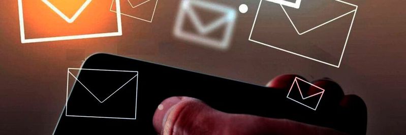 Wer KI-Modelle trainieren will, um das maschinelle Lernen zu optimieren, der braucht viele Daten. Doch viele davon, wie etwa E-Mails, fallen unter den Datenschutz. Forscher untersuchen jetzt, wie sich das Problem durch das föderale Lernen lösen lässt, ohne sich strafbar zu machen.(Bild:  Hubvschrmm)