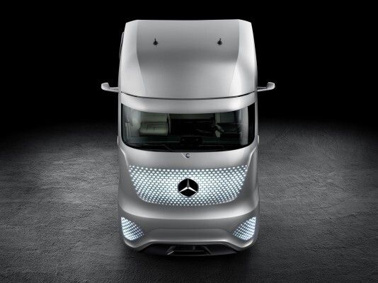 Der Mercedes-Benz Future Truck 2025: Weltpremiere der spektakulären Studie des Lkw von morgen – autonome Fahrt in eine faszinierende Zukunft (Mercedes-Benz)
