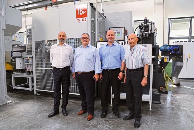 Coopération italo-suisse : Graziano Bugatti (propriétaire et CEO), Rinaldo Lotti, Gilles Schleppi (Area Sales Manager, d'Aignep Suisse) et Damiano Bugatti devant une machine transfert rotative «Picchi» de Bugatti. (Matthias Böhm)