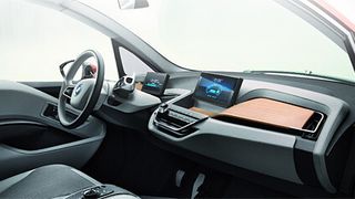 Für den BMW i3 und i8 wurden zum Projektstart erstmals fixe Nachhaltigkeitsziele über die gesamte Wertschöpfungskette definiert. So wird zum Beispiel das offenporige Holz im Interieur nur mit einer dünnen Schutzschicht gegen Sonneneinwirkung geschützt. diese beträgt gerade mal ein Zehntel der sonst üblichen Lackschichten für Holz-Interieurteile. (Foto: BMW)