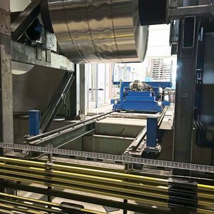 At the eight entry and exit points of the high-bay warehouse, transfer cars from Vollert handle the loading and unloading of aluminum coils weighing up to 13 tons.(Image: Vollert)