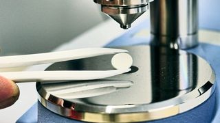 Der feste Elektrolyt dient als stabiles Trägermaterial für die Elektroden, die derzeit beidseitig per Siebdruck-Verfahren aufgetragen werden. (Regine Panknin/FZ Jülich)