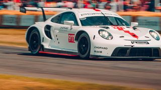 Porsche hat den 911 RSR neu konstruiert: 95 Prozent des Fahrzeugs seien erneuert.  (Porsche)