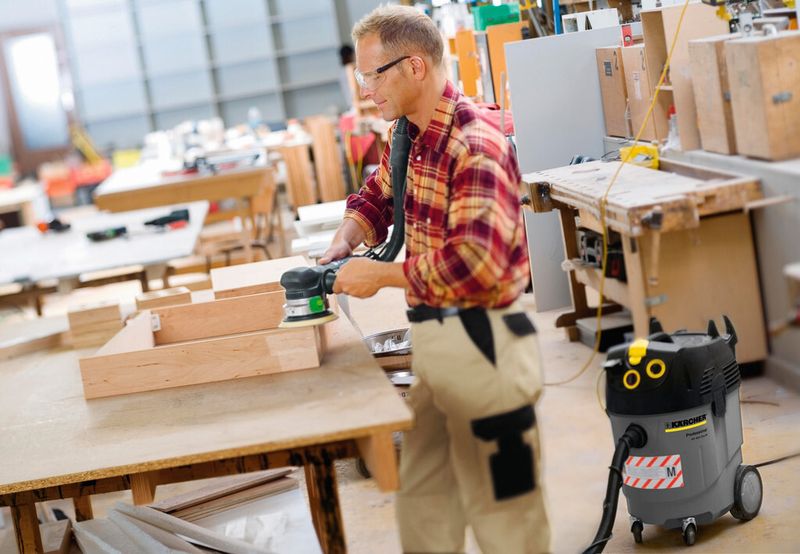 Wird mit Handmaschinen gearbeitet, sollten geprüfte Industriestaubsauger der Klasse M verwendet werden. (Bild: Kärcher)