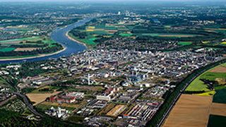 Am Standort Dormagen entwickelt Covestro gemeinsam mit der RWTH Aachen und der TU Berlin, um das Treibhausgas Kohlendioxid in industriellem Maßstab nun auch zur umweltverträglichen Herstellung von Elastomeren einzusetzen. Nun melden sich kritische Stimmen zu Wort. (Bild: Covestro)