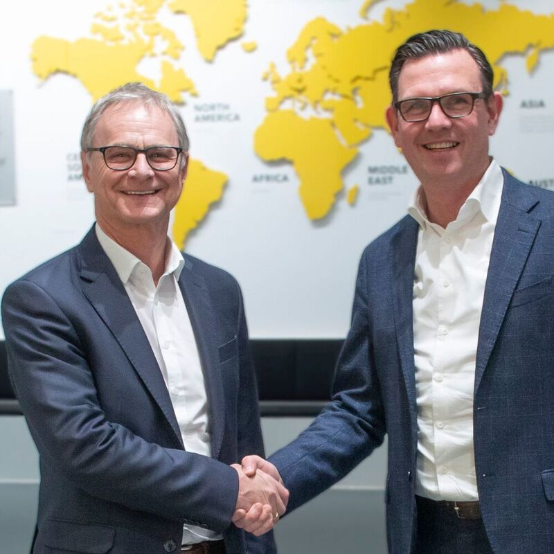 Manfred Hummenberger (CEO DS Automotion, l.) und SSI-Schäfer-CEO Steffen Bersch beim Handshake zur vollständigen Übernahme des österreichischen Robotik-Spezialisten durch das Intralogistik-Schwergewicht aus Neunkirchen.