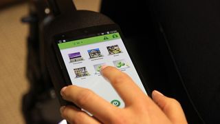 Aus dem Rollstuhl heraus kann der Nutzer das gesmate Smart Home über eine App von digitalStrom steuern. (Martin Käßler, Fraunhofer AST)