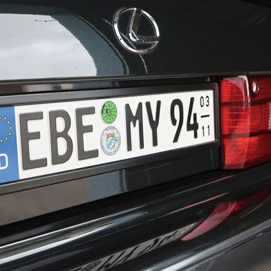 Kennzeichenbefestigung mit Rahmen aus Edelstahl, mattschwarz lackiert. Entspricht sie Paragraf 12, Absatz 5, FZV? Das Prüfzertifikat einer Sachverständigenorganisation sagt ja. (Bild: Diehl – VCG)