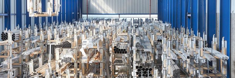 Die Schatzkammer von Sülzle Hagmeyer: Für die hochwertigen Stahl- und Aluminiumprodukte errichtete der Metallhändler 2001 eine eigene Halle. 2022 erhielt das Lager ein Update.(Bild:  Sülzle)