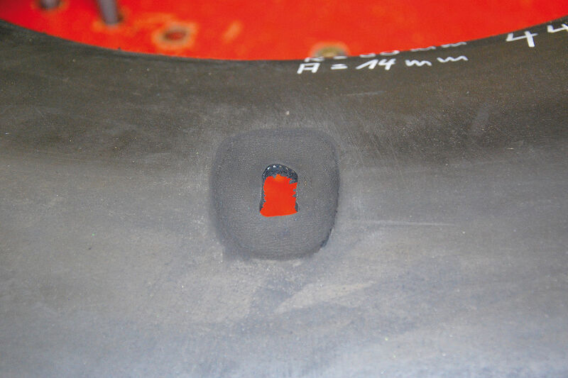 Bild 1: Im ersten Bearbeitungsschritt muss der Schaden „ausgearbeitet“ werden: Gummifetzen und Stahldraht werden sauber entfernt. Reparabel sind bei Pkw-Reifen Schäden bis 15 Millimeter in der Seitenwand und 12 Millimeter in der Lauffläche. (Rosenow)