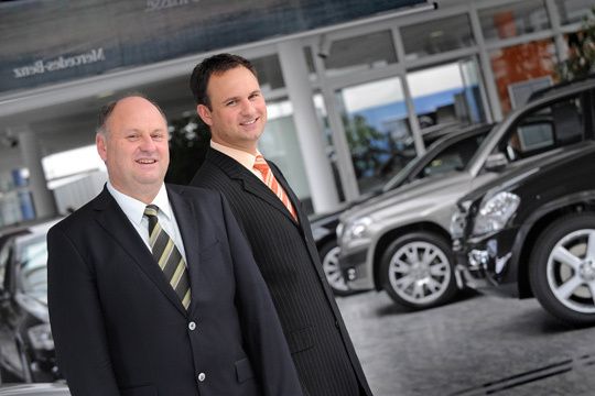 Helmut und Andreas Peter, Geschäftsführer Autohaus Peter, Nordhausen: Überraschend normal und vergleichbar mit den Jahren 2007 und 2008 verlief unser Jahresstart. Wir sind sowohl mit unserem Gebrauchtwagen- als auch unserem Neuwagengeschäft zufrieden. Der Nutzfahrzeugverkauf befindet sich wieder auf dem Niveau von 2007. Im Service bewegen wir uns weiterhin auf hohem Niveau.“ (Archiv: Vogel Business Media)