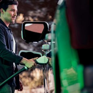 Der Lightning lädt nur mit bis zu 150 kW, entsprechend dauert es von 10 auf 80 Prozent rund 40 Minuten.(Bild:  Ford)