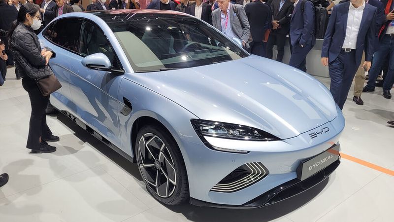 ...doch dann enthüllte BYD auf der Pariser Automesse die Mittelklasse-Limousine Seal – ein klares Indiz dafür, dass das Fahrzeug in Kürze die europäische Produktpalette der Chinesen ergänzt. (Bild: Wehner/Vogel Communication Group)