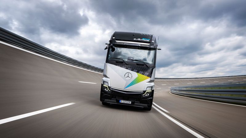 Im Oktober will Mercedes-Benz Trucks den elektrisch angetriebenen, serienreifen „eActros 600“ erstmals vorstellen.(Bild:  © Daimler Truck AG)