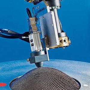 Mit der Eddycus-Geräteplattform hat das Fraunhofer IKTS, wie es heißt, ein System für den steigenden Bedarf im Leichtbau geschaffen, das auch Nachfragen nach wirbelstrombasierten Verfahren für die Qualitätssicherung anderer Bereichen bedienen kann. Außer der Prüfung von carbonhaltigen Verbundwerkstoffen, Keramiken und Metallen, könne die Eddycus-Hochfrequenz-Wirbelstromtechnik auch die Aushärtereaktionen von Epoxidharzen überwachen. Hier bei einer 3D-Texturanalyse an carbonfaserverstärktem Composite auf dem sogenannten Drapierprüfstand. Hannover-Messe 2018 in Halle 5 am Stand A26.