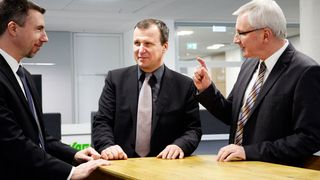 Die drei Wago-Experten (von links) Marco Schrader, Market Management Transport, Burkhard Niemann, Produktmanagement Schaltanlagenbau und Maschinenbau, und Andreas Brettschneider, Produktmanagement Interconnection/Gebäudeinstallation, diskutieren die unterschiedlichen Anforderungen die Klemmen in ihren Branchen – und welche Trends in der Verbindungstechnik die Zukunft bringt. (Wago)