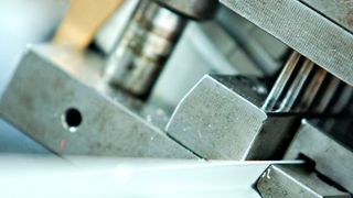 Inline-Konfektionierung bei SLS: Für die präzise Extrusion maßgeschneiderter Einbau-, Putz- und Systemschienen hat das Unternehmen besondere Fertigungs- und Konfigurationslinien eingerichtet. (SLS)