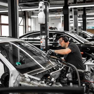 Dafür demontierte der Autohersteller im Oktober vergangenes Jahr 100 Fahrzeuge; darunter ehemalige Erprobungsfahrzeuge. (Bild:  AUDI AG)