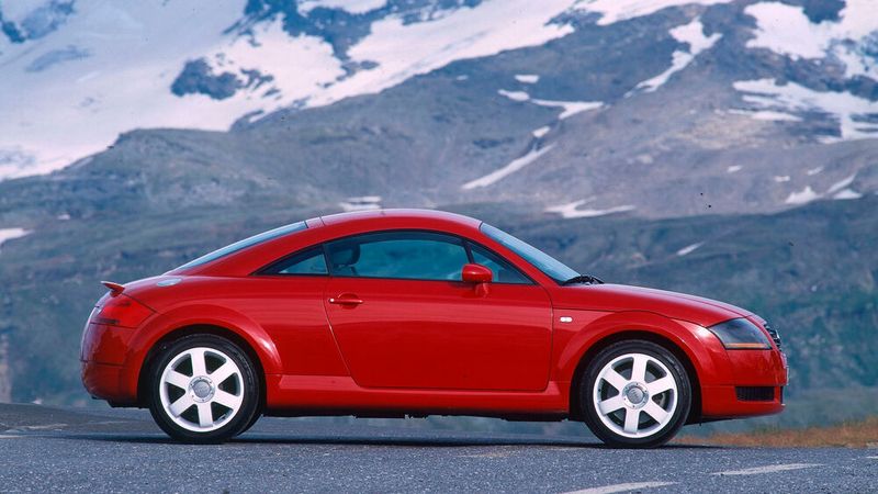 Aufsehen erregte die erste Generation des TT nach ihrem Verkaufsstart mit einigen, zum Teil tödlichen Unfällen. Durch das abgerundete Heck ohne definierte Abrisskante entstand an der Hinterachse ein starker Auftrieb bei höheren Geschwindigkeiten. In Verbindung mit dem sportlich ausgelegten Fahrwerk hatte das Fahrzeug dadurch einen hoch liegenden, aber gefährlich schmalen Grenzbereich. In schnell gefahrenen Kurven konnte das Fahrzeugheck sehr abrupt ausbrechen, was für ungeübte Fahrer sehr schwer zu beherrschen war. Diese Vorfälle fanden ein großes Echo in den Medien. Audi bot jedem Eigentümer den Einbau einer stabilisierenden Abrisskante und eine verbesserte Fahrwerksabstimmung an. Die Nachrüstung einer Stabilitätskontrolle (ESP) – von da an serienmäßig – sollte jedoch wegen des tiefgreifenden Einbauaufwands bei bereits verkauften Fahrzeugen nicht möglich sein. Auf Druck von Medien, Verbraucherschützern und nicht zuletzt der Kunden lenkte Audi jedoch schnell ein und bot auch die ESP-Nachrüstung gegen eine Selbstbeteiligung von 650 DM an.  (Bild: autodrom)