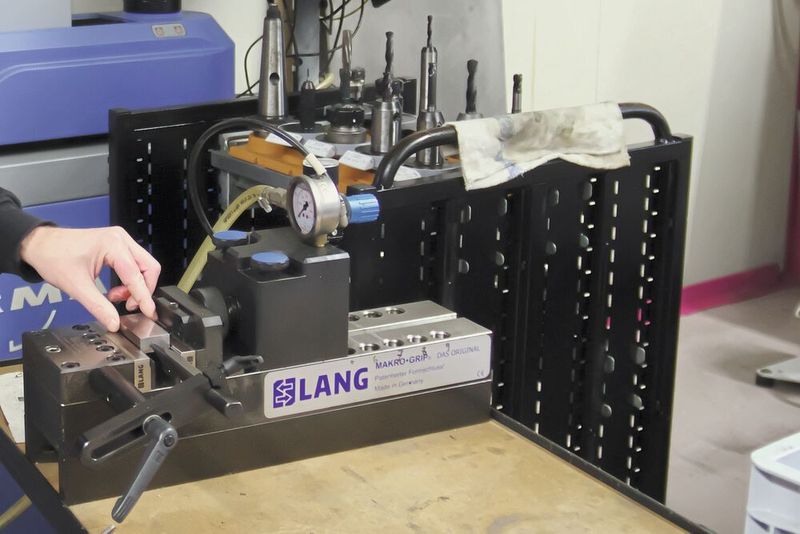 La station de pré-marquage permet de préparer les pièces brutes en temps masqué en seulement quelques secondes.  (Source : MSM)