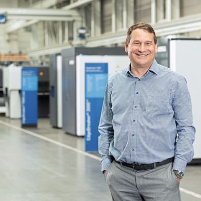 Gottfried Sihler ist seit Oktober 2024 Vorsitzender der Geschäftsführung bei der Arku-Gruppe. Er blickt auf eine erfolgreiche Karriere bei Konzernen wie Robert Bosch, Bosch Rexroth und ZF Friedrichshafen zurück. Sihler selbst beschreibt sich als vielseitige Führungskraft, die sowohl in Phasen des Wachstums als auch in Krisenzeiten den Erfolg vorantreibt, gestützt durch seine internationale Erfahrung und mehrsprachige Kompetenz. (Bild: Foto Christiane)