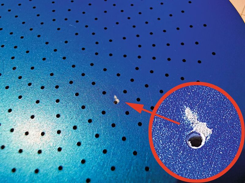 Beim Eloxieren dieser mit Präzisionsbohrungen versehenen Aluminiumplatten gab es immer wieder Probleme mit kleinen Schäden an der Eloxalschicht. (Bild: Vollrath)