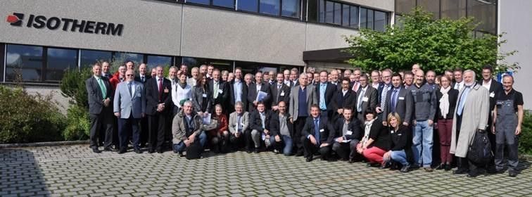 Die Teilnehmer des Deutsch-Schweizerischen Polyurethan-Tages des FSK anlässlich des 40- jährigen Firmenjubiläums der Isotherm AG in Uetendorf/Thun. (Bild: Isotherm)