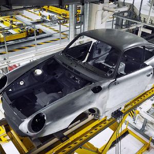 Das „Project Gold“ startete mit einer noch vorhandenen Original-Rohkarosse des Typs 993.(Bild:  Porsche)