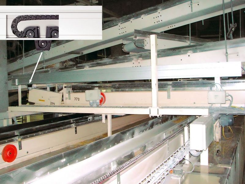 Energie, Daten und Medien, durchgängig kontaktiert, in einem kompakten System: der micro flizz von Igus hier zur Fließbandverstellung für Behälterwechsel in einer Trockennudel-Abfüllanlage Bilder: Igus (Archiv: Vogel Business Media)