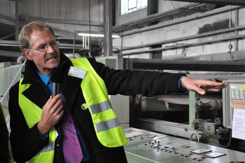 Die Albert Köhler GmbH & Co. KG in Gengenbach, Baden-Württemberg, produziert jährlich etwa 40.000 Tonnen hochwertige Pappen auf Altpapierbasis. Technikleiter Thomas Dörfer erklärt bei einem Rundgang durch die Produktion, wie entscheidend Wasser als Produktions- und Kostenfaktor in der Zellstoff- und Papierindustrie ist.  (Bild: M.Henig/PROCESS)