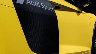 Audi rauht mit einem neuen Verfahren den Lack an, sodass partiell mattierte Oberflächen entstehen. Hier im Audi Sport-Schriftzug zu sehen. (Audi)
