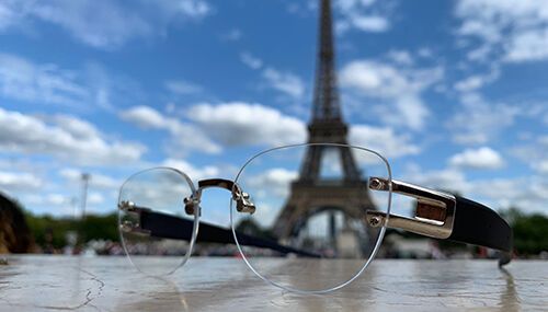 Ein erweitertes Kommunikationserlebnis soll die smarte Brille „Sonic Frames“ von 5th Dimension bieten. Dazu wird der Schall über die Schädelknochen an das Innenohr geleitet, ohne dass er auf das Trommelfell trifft. Sonic Frames kann dank Bluetooth 5.0 mit dem Handy verbunden und dann als „Freisprechanlage“ genutzt werden. Dafür gibt es vier Mikrofone sowie eine berührungsempfindliche Oberfläche an den Bügeln, die eine komfortable Bedienung erlaubt. Die Brille bietet auch den Zugang zu Sprachassistenzsystemen, etwa um Textnachrichten zu lesen. Sonic Frames ist kein Gadget, sondern ein Produkt, das für Optiker entwickelt wurde. Es handelt sich um die erste verbundene Brille, die mit Korrektions- oder Solargläsern kompatibel ist. (5th Dimension)