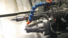 Durch die oberhalb vom Spindelstock angebrachte Reitstockspitze können lange, dünne Werkstücke abgestützt werden. Parallel dazu kann an der Gegenspindel gearbeitet werden. (Bild: Teamtec)