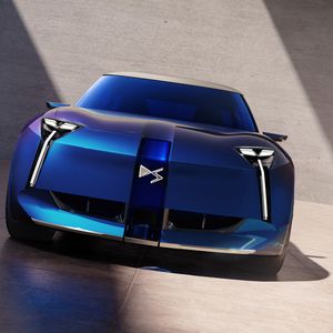 Prägendes Optikelement an der Front ist ein vertikales „Totem“ mit dem Markenlogo, ergänzt um eine Y-förmige Lichtsignatur.(Bild:  DS Automobiles)