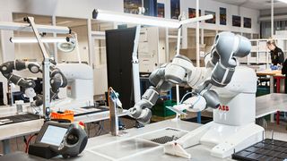 Deonet hat sämtliche Fertigungsanlagen automatisiert und setzt für die Montage mehrere Yumi-Roboter von ABB ein. (ABB)