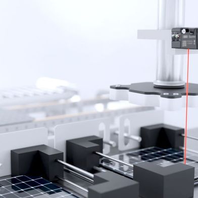 Die Time-of-Flight-Sensoren OT300 und OT500 mit Laserstrahl ermöglichen die präzise Positionierung eines Greifers auch auf unregelmäßig geformten oder ultraschwarzen Objekten mit schlechten Remissionseigenschaften. (Bild: Baumer)