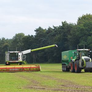 Verbundforschungsprojekt marion (Mobile autonome kooperative Roboter in komplexen Wertschöpfungsketten): Mähdrescher und Abfuhrgespann bringen sich in Position für die Teamarbeit.