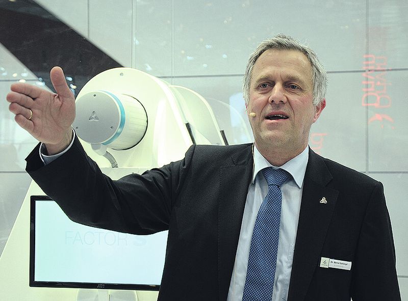 Dr. Bernd Schimpf: „Wir werden hier am Stand permanent gehackt. Deshalb ist Verschlüsselung die Grundvoraussetzung für eine solche Anwendung.“ (Bild: Michel)