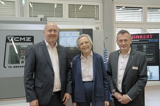 Die Josef Binkert AG hat sich in den vergangenen Jahren stark auf das Thema CNC-Drehen fokussiert – insbesondere mit den Marken CMZ (im Bild) und Colchester. Mit Brother erweitert das Unternehmen nun gezielt sein Portfolio im Bereich hochproduktiver Bearbeitungszentren. V. l. n. r.: Stefan Appenzeller (Leiter Tools / IT), Paulette Binkert (Geschäftsführerin) und Christoph Allemann (CEO) während des Anwenderlunchs am 7. Mai 2026.(Bild:  Nastassja Neumaier)