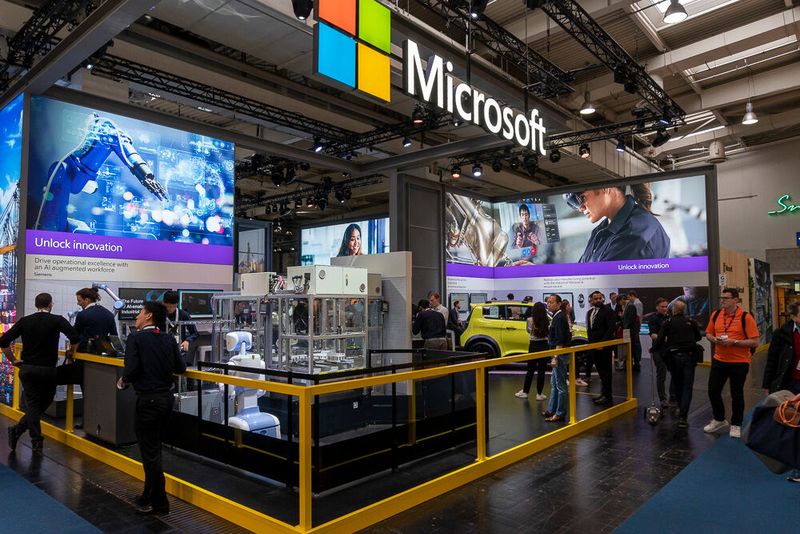 Neben Anwendungen der zahlreichen Partner, die am großzügig bemessenen Stand mitausstellten, konnte man sich bei Microsoft unter anderem über Windows IoT Enterprise informieren. Dabei handelt es sich um eine Vollversion von Windows Enterprise, die IoT-Lösungen Verwaltbarkeit und Sicherheit für Unternehmen bieten soll. Zu den ausstellenden Partnern gehörte unter anderem auch die Software AG. Hier erfuhr man beispielsweise, wie die Daten von IoT-Geräten und vernetzten Anlagen für das Field Service Management genutzt werden können.  (Bild: Vogel Communications Group)