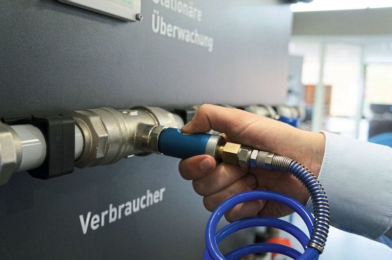 Die Sicherheitskupplung kann durch die Position des Knopfes einhändig bedient werden. (Mader)