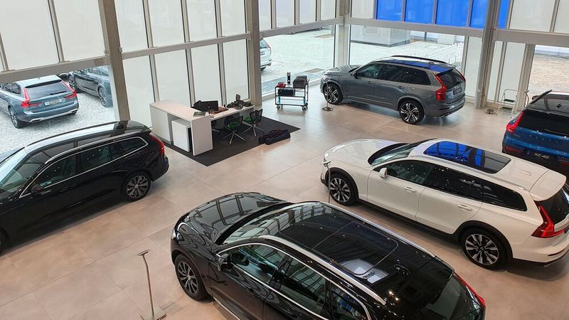 In der Ausstellung ist genügend Platz, damit die einzelnen Modelle gut zur Geltung kommen.  (Bild: Mauritz/»kfz-betrieb«)