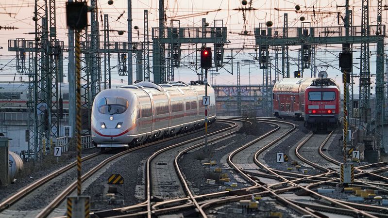 Die Bundesregierung will das marode deutsche Schienennetz in den kommenden Jahren mit knapp 40 Milliarden Euro wieder auf Vordermann bringen.(Bild:  Deutsche Bahn AG / Volker Emersleben)