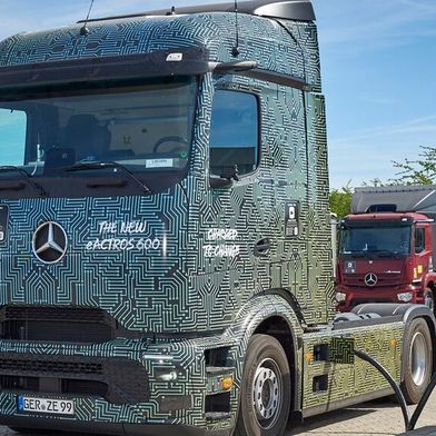 Auf dem Markt gibt es zunehmend mehr Elektro-Lkw, auch aus China wächst das Angebot. Doch die Ladeinfrastruktur in Deutschland ist noch löchrig. (Bild: Daimler Truck)