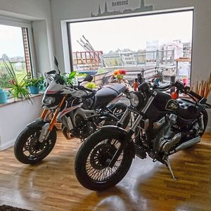 Patricia Ackerschott Wenn Das Motorrad Im Wohnzimmer Uberwintert