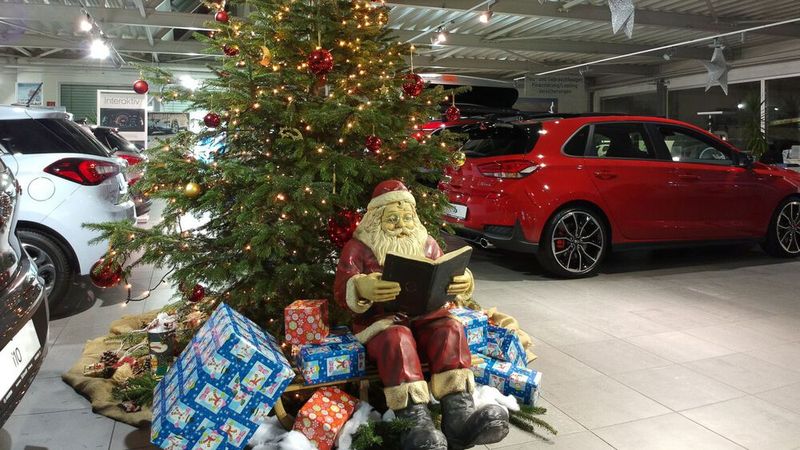Der Weihnachtsmann ist im Autohaus Schmidt unverzichtbares Mitglied der Belegschaft. Beim Schmücken der Tanne und beim Dekorieren helfen alle mit. (Bild: Autohaus Schmidt)