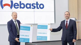 Bayerns Wirtschaftsminister Hubert Aiwanger (rechts) überreicht Webasto-CEO Holger Engelmann die Förderurkunden. (Bild: Webasto)