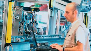 Die EU-Maschinenrichtlinie stellt hohe Anforderungen an die Sicherheit von Maschinen – die Software Safexpert hilft dabei, sie einzuhalten. (Bild: Sick)