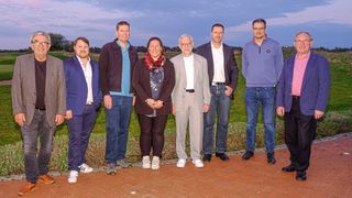 Die Kfz-Innung mit ihrem scheidenden Obermeister Jörg O. Richter (5. v. l.), dem Nachfolger Wolfram Süllke (3. v. l.) und mit Hans-Peter Lange, Chef des Landesverbands (l.). (Bild: Zietz/»kfz-betrieb«)